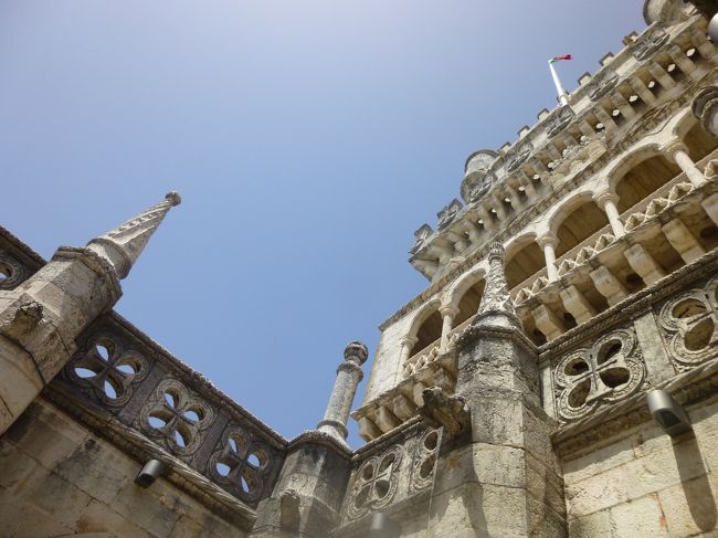 やっとの思いで中に入ったら今度は上に<br />行く為の長〜い列がありました。<br />即決でやめてテラスのみ見学。