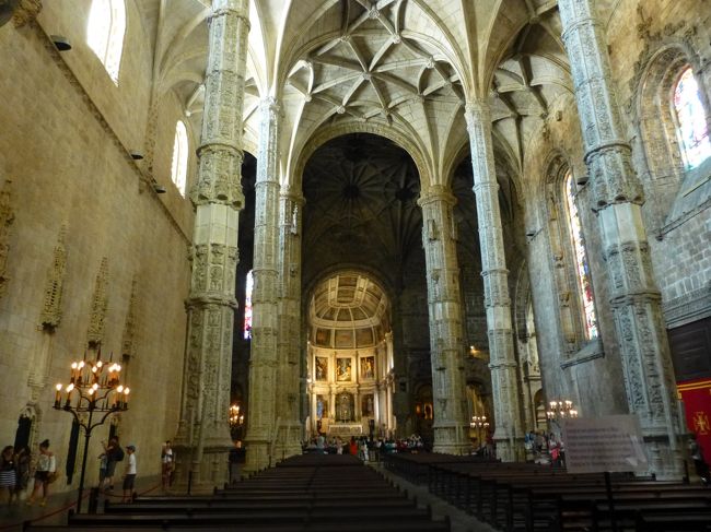 ジェロニモス修道院まで戻ってきました。<br />相変わらずスゴイ人です。<br />まずはサンタ・マリア教会に入ります。