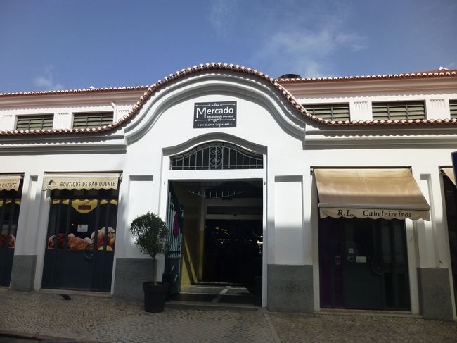 日曜日ということをすっかり忘れてました。<br />正面がクローズだったのでドキドキしましたが<br />左右から入れました。<br />数店舗のみの営業でした。