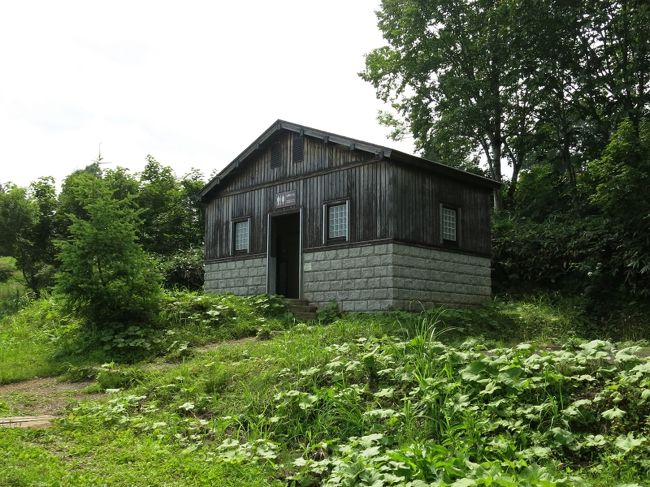 今回は「祓川コース」のピストン。<br />かぐらスキー場の駐車場がスタート地点。<br />この後の行程もあるのでレンタカーを利用。<br />駐車場到着は９時過ぎ。すでにかなりのクルマが停められていて満車状態だったが、運よく一台分の空きスペースを見つけて準備。<br /><br />きれいなトイレもある。