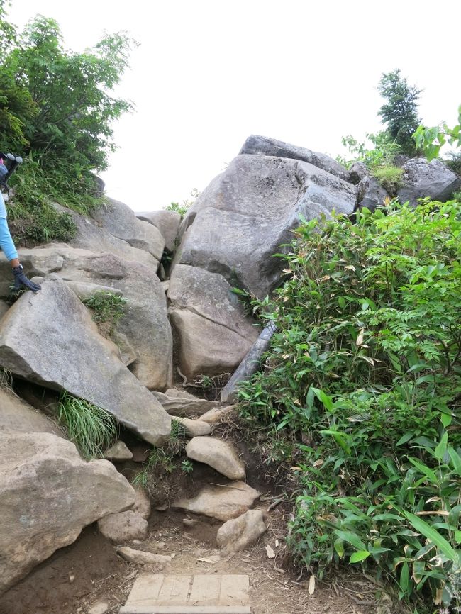 股すり岩なる巨岩を通過し、