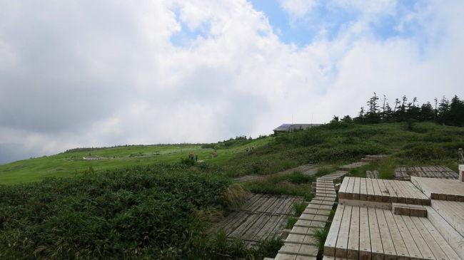 中途半端な青空が恨めしい。<br />まぁ、2000mの山だから仕方ない。<br />それにしても、これが山頂？