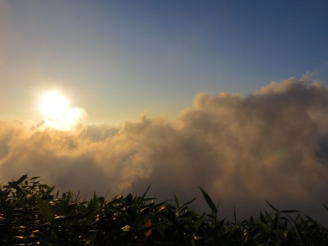 小屋の裏手、「展望台」と称する場所。<br />厚い雲で展望はなかったが、沈みゆく太陽。