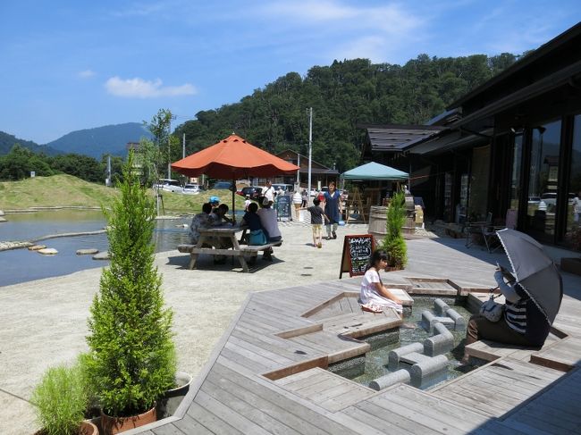 道の駅みつまた<br />開放的な配置、屋内と屋外に足湯。売場はちょっと狭いので、外のベンチで湯上りの一服。<br />有機栽培自家焙煎のコーヒーが美味い！