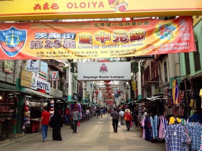 チャイナタウンの市場<br /><br />偽物も売っているが偽物喜ぶ年齢でもなくなってきておりお手頃な価格の雑貨もありそれらを購入