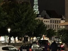 
来て良かった!??と思った瞬間でした。

ホテルへ向かう途中、石畳の上のスーツケース転がしに格闘していてふと顔を上げたらこの景色ですもん・・・

参っちゃいました。


まずはホテルに行かねば。
