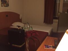 

部屋に荷物を置いて、すぐに夜のグランプラスへ向かいました。
