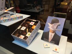 

「・・・と、そうか、ここはマグリットの国だった。」

パッケージに惹かれて、四角くて薄いチョコレートが30枚入っているスマートな奴をお土産に１箱買いました。

ノイハウスというガイドブックで見かけていたお店でした。