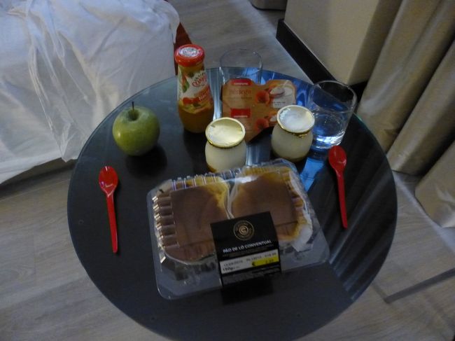 今日はシントラからロカ岬まで行きます。<br />今朝は早く目が覚めたので 二度寝をせずに<br />散歩に行こうと、昨日スーパーで買っておいたパオン・デ・ローと<br />ヨーグルトで朝ごはんです。<br />パオン・デ・ロー想像以上の美味しさ。