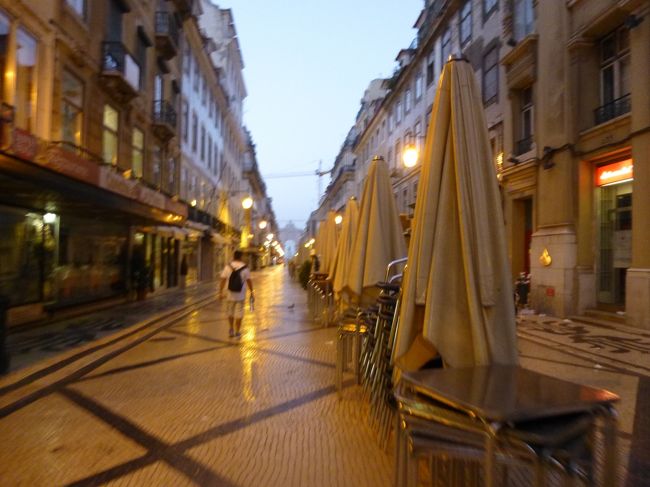 散歩に出発。<br />アウグスタ通りです。<br />まだ街灯がついてます。<br />ただ今6時40分もうすぐ明けます。