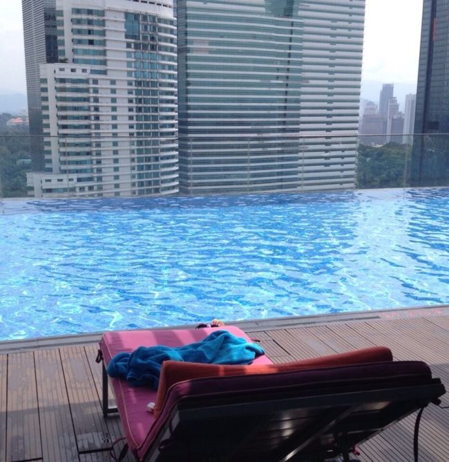 時間が余った時はホテルの屋上プールへ<br /><br />まったりできる