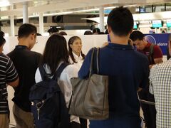 博物館を後にして、成田空港へ遊びに行きました。
乗る予定も無いのに空港に来るなんて不思議な気分です。

ブラブラしていたら、なんだか人だかりが出来ていたので行ってみると、
なんと吉田沙保里選手がインタビューを受けている所でした。