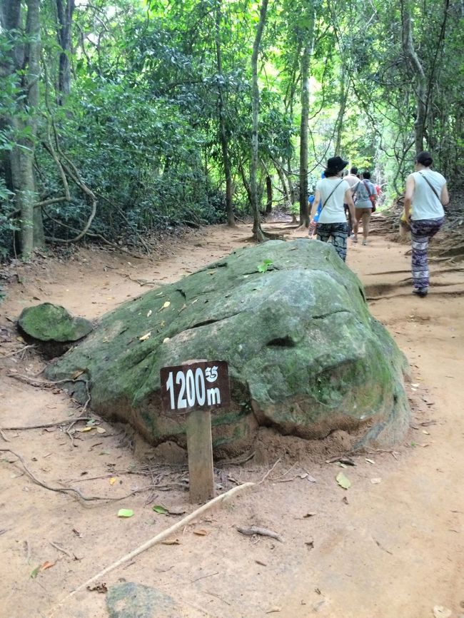 結局この日も最後までまともな雨は振りませんでした。<br /><br />遺跡までは1.5kmくらいの距離でした。<br />まだ300mしか進んでいないこの辺りはまだ余裕があります。