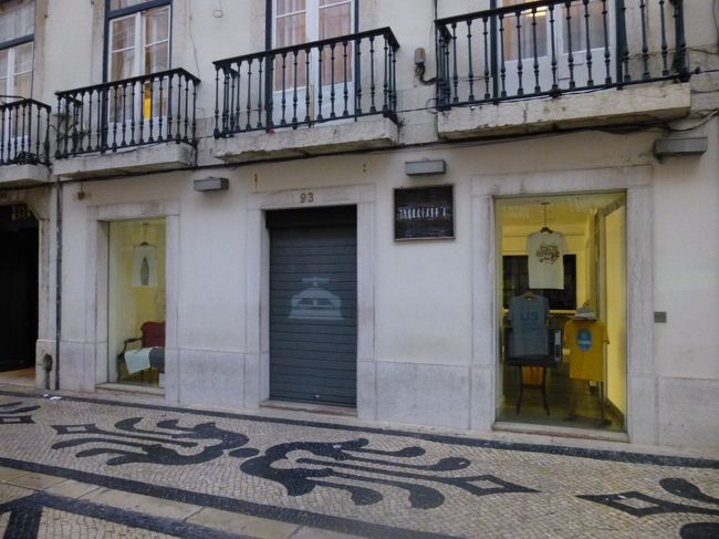 到着日にこのお店でTシャツ買いました。<br />アウグスタ通りにあります。<br />ガイドブックにも載ってます。