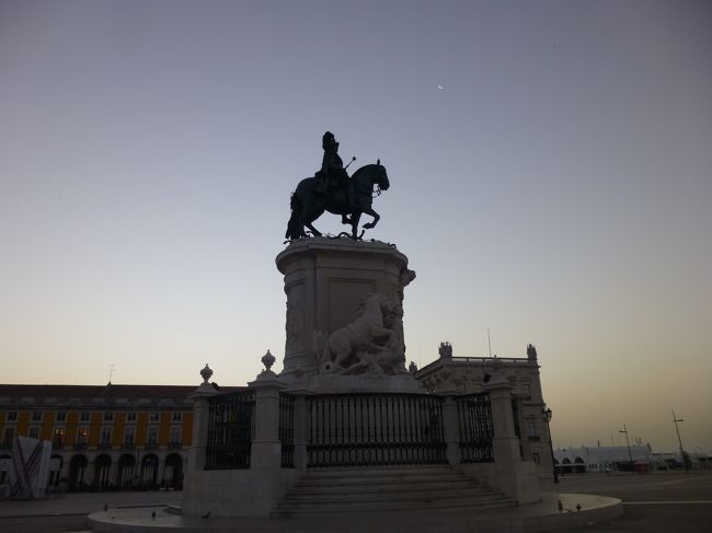 コメルシオ広場に着きました。<br />朝の散歩続けます。