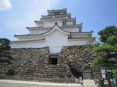 鶴ヶ城天守閣への入口。
階段を上って行きます。