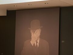 
ルネ・マグリットさん、、？　のようです。

拝顔するのは初めてですが、なるほど、画風どおり謎めいたポートレイトですので

きっと画伯その人だと思われます。

・・・と、マグリット美術館の写真はこれだけです。

館内は照明が落とされていてかなり暗めで、不思議な世界と心ゆくまで対峙できそうな素晴らしい空間でしたが、いかんせん時間が限られておりました。