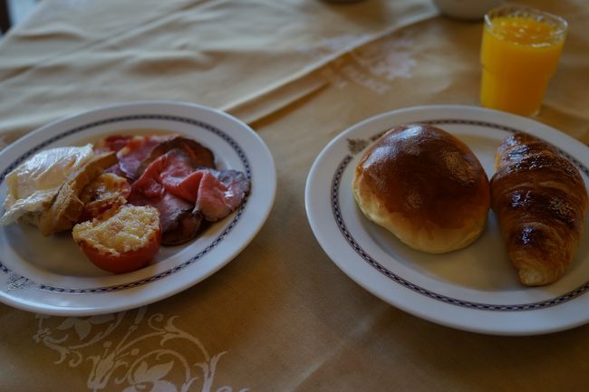 ３日目です！今日はこの旅の二大目的のうちの一つ、ロカ岬へ行きます。ロカ岬と言えば、ユーラシア大陸の最西端。ポルトガルの大詩人カモンイスの詩の一節「ここに地終わり海始まる」と刻まれた石碑が建っていることでも有名です。しかし、私はつい最近までポルトガルにユーラシア大陸の最西端があるとは知りませんでした。むしろ、どこに行こうかと旅行先の国々を調べていくうちに初めて知ったくらいです。知ったからには行ってみたい！ということで、ポルトガルに関してはこのロカ岬が先行していた感じですね。<br />写真は朝食。相変わらずおいしい。今日も満腹にして出発です。