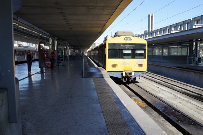 ロシオ駅からシントラ経由でロカ岬に行くのがどちらかというと一般的な感じで色んなところに書かれていましたが、私はロカ岬に先に行きたかったので、カイスドソドレ駅から電車に乗りました。<br />電車とシントラでの周遊バスが一緒になったチケットは自動券売機で購入することが出来ます。少し迷った・・・。