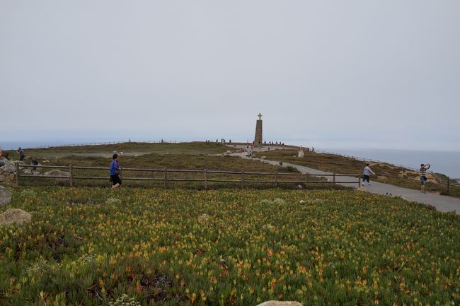 バスで大体３０分くらいです。周りの景色を見ていればあっという間。<br />どんどん霧が濃くなっていって、バスが岬に着いたときには天気がよろしくない感じになっていました。山の方から吹き下ろしてくる風のためか、岬は曇天に包まれてました。<br />石碑を遠くにとらえます。天気は微妙だけど、やっぱり興奮します！