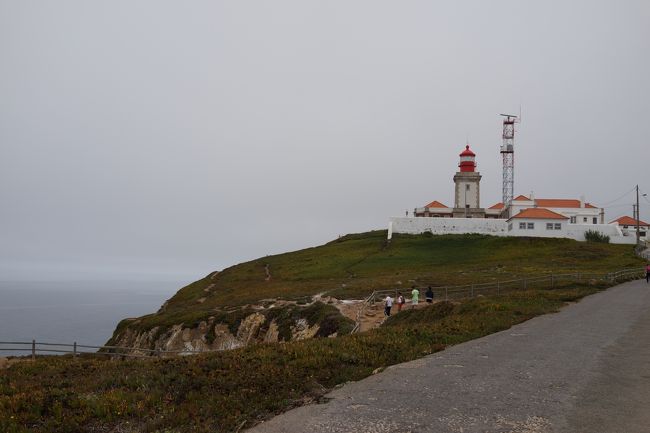 横には灯台が立っています。