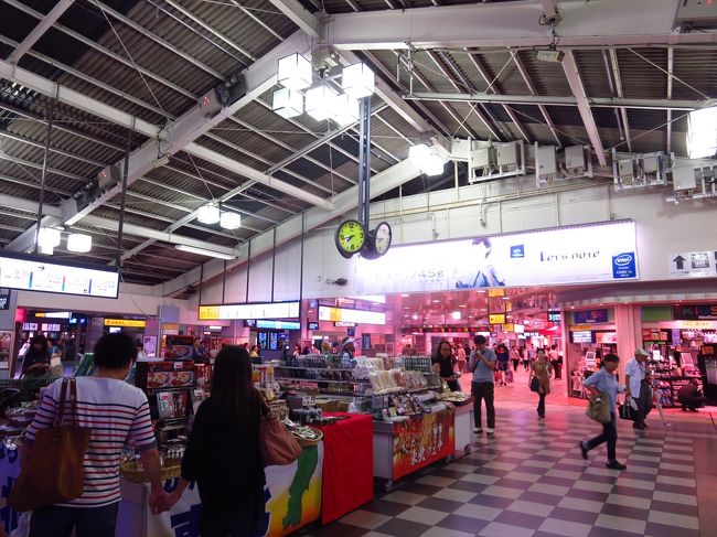 9/6<br /><br />11時頃東京駅に到着。そのまま列車乗り継いで埼玉に住む祖母に会いに行きました。先日、敬老の日を前に妹弟たちと書いた色紙を渡しに行きました。夕方6時過ぎまでずっと祖母のところで過ごしてから、品川まで出ました。京急線に乗り換えます。<br /><br />すると懐かしい風景…小学校5年生まで品川駅からすぐの高輪のマンションに住んでいて、こちら側、高輪口に近い方のエリアはよく利用していました。ほかは随分変わってしまった品川駅ですが、ここは全然変わってなくて懐かしさがこみ上げてきました。<br /><br />妹がいつも「昔はキオスクで買い物もできないほど恥ずかしがりだったのにね」と私のことを言うのですが、そのキオスクは品川駅の高輪口、京急線寄りにあったキオスクでした。今もあるかな？きっと変わってしまっているだろうけど。