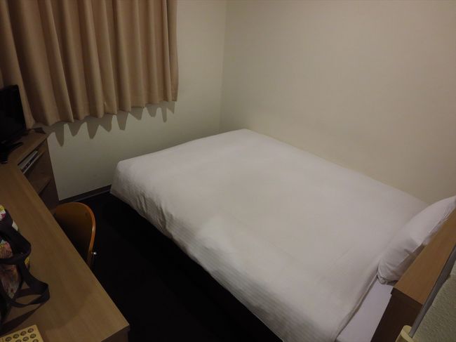 羽田空港行きに乗り、大鳥居駅で下車。歩いてホテルまで行きました。外は大雨でした。<br /><br />宿泊は羽田インというホテル。シングル朝食付き1泊6780円でした。羽田空港への送迎もあり、チェックインの時に翌朝の送迎サービスの予約もしました。