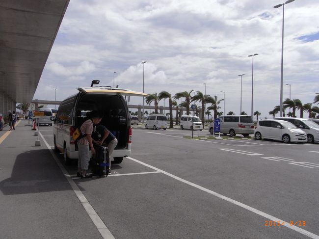 レンタカー屋の送迎車に荷物を預けるよしくんだよ。