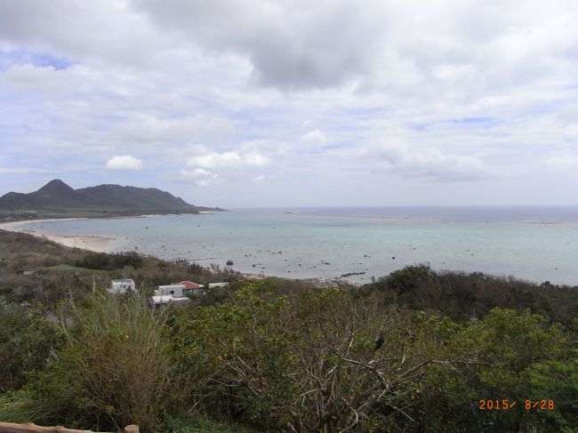 曇ってる。石垣島は台風直撃の後で、天気は曇り。。。<br /><br />玉取崎展望台からの眺めだよ。<br /><br />あ〜、日差しがほしい('ω')