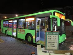 駅を出るとちょうど桃園空港行きの直通バスが停車していました。
手前のカウンターで切符を買います。
高鐵桃園駅から桃園国際空港まで大人はＮＴ＄３０（￥１１１）でした。