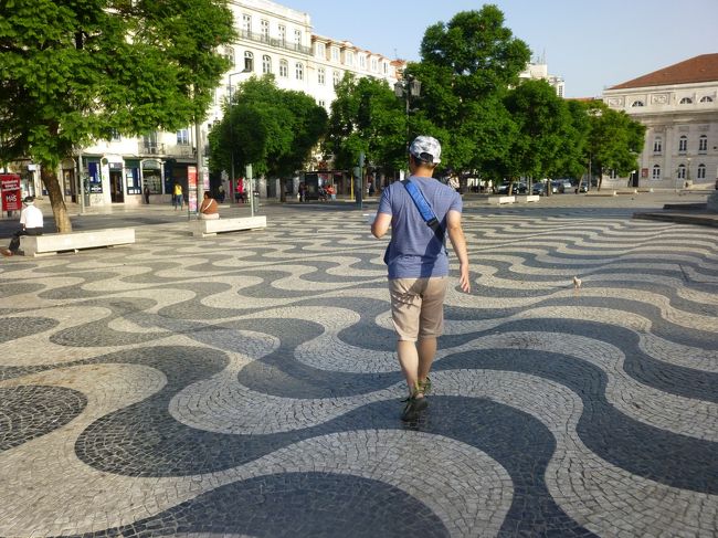 散歩を終えてシントラへ行くために<br />ロシオ駅へ向かいます。<br />今日も良い天気です！