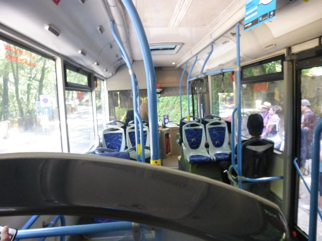 王宮に向かうバスは空いてました。