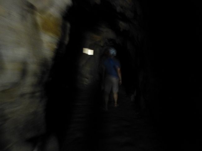 洞窟真っ暗すぎ！