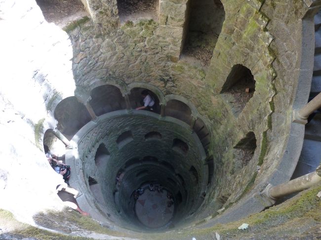 ムーアの城跡を歩いた後なのでキツい階段でした。