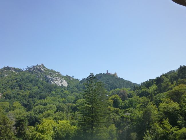 王宮まで戻り434バスで駅前に行き、403バスに乗り換えて<br />ロカ岬に向かいます。<br />途中、車窓からムーアの城跡・ペーナ宮殿が見えます。