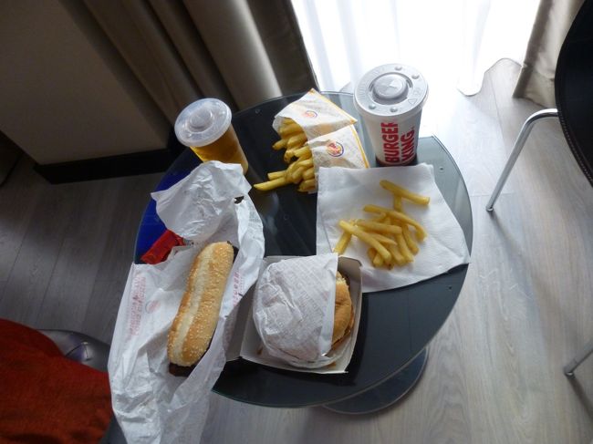 塩気が食べたいとバーガーキングでテイクアウト。<br />セットドリンクはビールも選べます。<br />ホテルでのんびり頂きました。