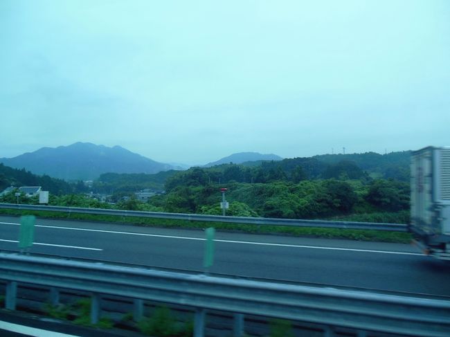 車窓からの風景。伊勢の茶畑、シャープの亀山工場、アベノハルカイ、二神山等々。