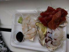 道の駅　いとまん「お魚センター」
夜光貝、牡蠣、マグロ、タコのお刺身♪
牡蠣の殻の上に盛り付けてありました。一つ300円位でした。美味しかったd=(^o^)=b