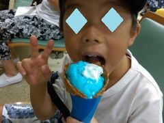 無事、空港に到着！
荷物はたくさん送ったのに最後に立ち寄ったパイナップルハウスでもらったパイナップルが重かった！！(゜ロ゜ノ)ノお土産と一緒に送ってもらえば良かった( ；∀；)またまた、荷物を送る羽目に... 高く付きました。
荷物検査も無事通過し、出発時刻まで時間があるので最後にブルーシールのアイスを購入！ブルーウェーブだったかな（笑）