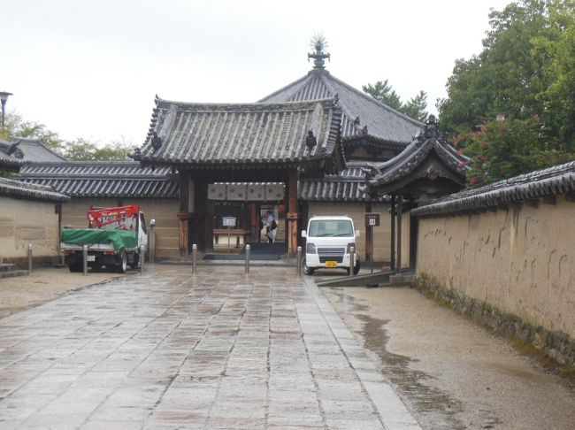 西院伽藍から夢殿に向かう