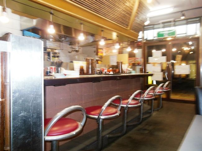 三ちゃんラーメンの店内。千葉の自宅を6時過ぎに出て、ホテルで別途に入るまでの本日の歩数は15,456であった。明日は第一番に薬師寺に行く予定。