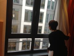 南駅到着し、エスカレーターで下に下りてとりあえず外に出たら、
あ、ホテル発見！！！

駅から徒歩３分、駅の入り口の斜め前にありました（＾＾）
近くてわかりやすい〜〜〜！

そして案内されたお部屋でカーテンを開けるとそこには働くベルギー人の姿が笑