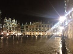 なんとかひき帰して、グランプラスに！！
夜景や花火にあまり感動しない私ですが・・・

グランプラスにはただただ綺麗〜って言い続けました！
本当に綺麗！！！！！ため息もん！！！