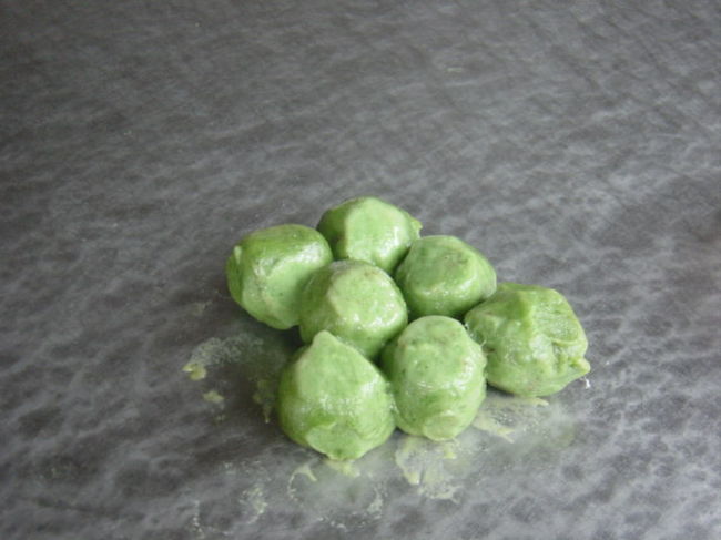 ここのもう一つの名物料理に『青団子』という日本で言うところの草もちがあって、それを食べたかったのに今日は寒いのと人が少ないからとかでどこもつくっていませんでした。<br /><br />せっかく食べにきたのにな〜とがっくりしてたんですが、最後の最後に執念でみつけたっ！<br /><br />日本の草もちより、もっともち米の味がきついって感じがしたけどやわらかくておいしかったです♪