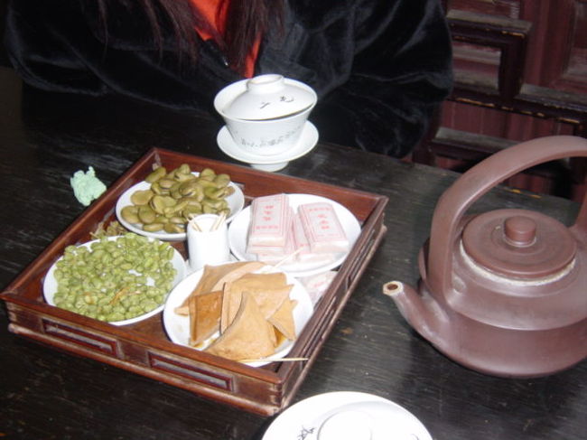 これは名物、阿婆茶（アーポーチャー）。昔、この辺のおばちゃんたちが、集まると井戸端会議のようにお茶を飲みながらお菓子をつまんでおしゃべりしていたことから、この名前がつけられたんだとか。<br /><br />お茶請けはソラマメや、お豆腐を乾燥させて揚げたのとか、落雁みたいなお菓子とか・・・・。