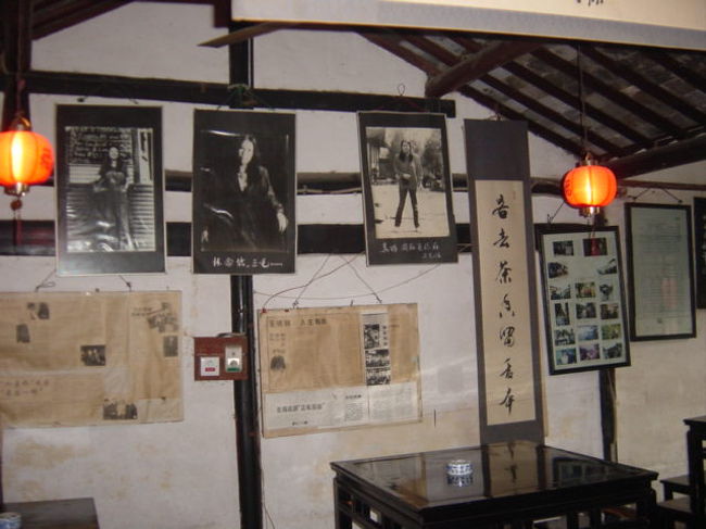 中は三毛の写真（写真真ん中）や直筆の手紙、そして新聞の切抜きで一杯でした。<br /><br />とてもわかりやすい文章だったけれど、必死になって勉強しながら読んだ彼女の小説は今でも大事にすべて手元においてあります。まさかここで彼女に会えるとは思わなかったのでうれしい再会でもありました。