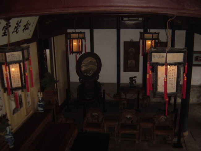 のぞき窓から見るとこうやって応接間である部屋がすべて見渡せる仕組み。