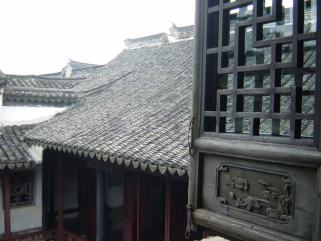 木造でとても質素な造りに見えるんだけれど、この真ん中の窓枠を見ても彫刻が本当に細かくて、驚きます。