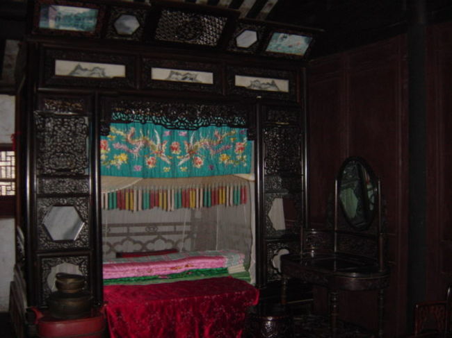 屋敷のお嬢様の寝室。西洋の天蓋も素敵だけれどこういうのもいいなあ♪