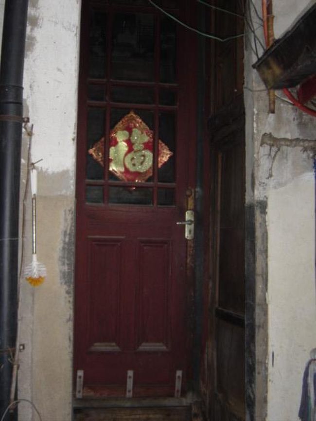 これは入口の様子。このドアは、建設された当時のままだそうです。<br /><br />徐光啓は、非常に位の高い高官だったそうですが、とても清廉で私利私欲には興味をしめさず、この粗末な九間楼で暮らしたと言われています。<br /><br />徐光啓は７２歳でなくなり、上海市の今の光啓公園に埋葬されましたが、それ故その辺りが現在　”徐家匯”と呼ばれているのだそうです。